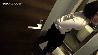 Cumming Squirting And Peeing!? When Her Pussy Is Caressed,