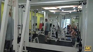 Hunt4k. coniglietto ingenuo in palestra fa sesso con un maschio ricco