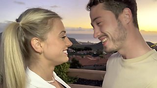 Alice cracks with excitement - Jacquie et Michel TV