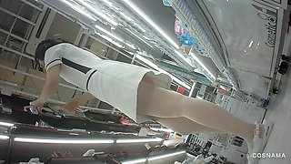 ミニスカ制服美容ブランド店員の接客中のギリギリ