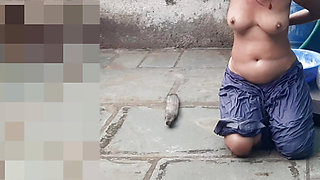 Elder sister-in-law opened the skirt and took a bath in the open bathroom completely naked.