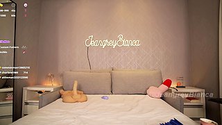Sexy hottie Anetta Keys enjoys a solo toy masturbation