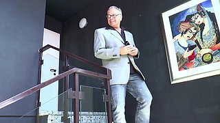 Big ass brunette chick wants to pleasure hard