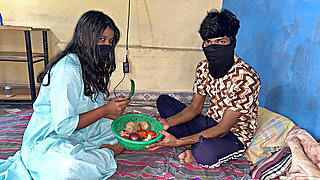 Sabji vechne Waali ko khule bazaar mein hi chod diya