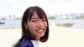 グラマーな美女がパイパンオマンコのビラビラ広げられてキュートな恥じらい