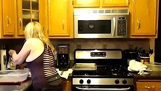 amateur blonde solo webcam