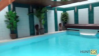 Hunt4k. sesso nella piscina privata