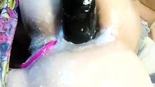 Bubble butt amateur goes solo with a toy in the powder room