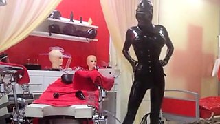 Kylies Latex-Webcamshow BDSM-Spa im Studio