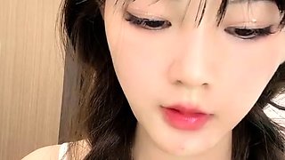 Amateur Webcam Cute Teen Plays Solo