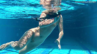 Very fit babe Mary Kalisy swims freely nude