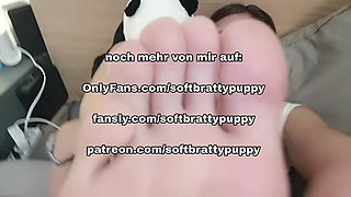 German: Your girlfriend gently dominates you for the first time with her feet