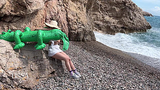 Relaxing Sound of Waves with Crocodile Bouncing and Inflating
