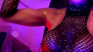 Brazilian Brunette Live: a Presence That Captivates