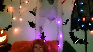 Small titted babe toys her pussy on webcam