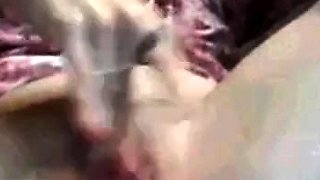 Deutsche Amateurin reibt sich vor der Webcam die Muschi