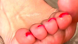 Cruel Giantess-executrix Steps on Pretending Tiny Man