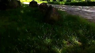 Deutsches Amateur-Rauchermdchen melkt Schwanz am Stadteinga
