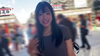 八重歯美女はラブホでM字開脚パイパンオマンコ手マンで濡れ濡れ