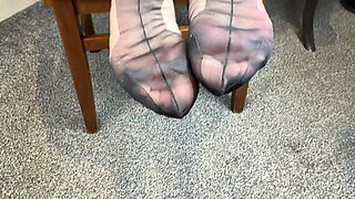 Vgq23 Aunty Sandra Putting on Her Classic Seamed Stockings