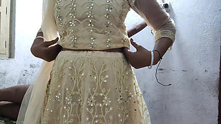 chachi ki salwar pahan kr uske choot se pani nikal diya