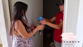 Embarazada cachonda se folla a escondidas a su vecino en las escaleras del edificio - Bbw
