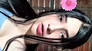 Gomez shows off her big tits