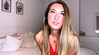 Amateur blonde babe masturbates on cam