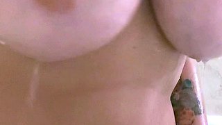 Big boob brunette masturbates on webcam