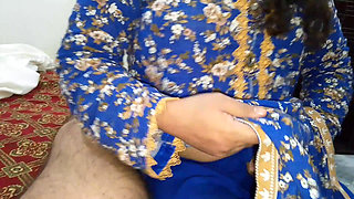 Daughter-in-law caught by surprise while serving father-in-law - Hindi audio