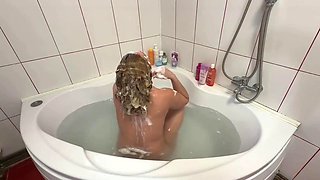 Sexy Emeli Holds Her Breath Underwater for Hair Vinegar Rinse