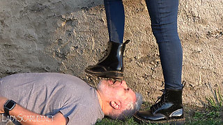 Lady Scarlet - Dr Martens Cleaning Outdoor HD - Dr Martens Puliti All'aperto