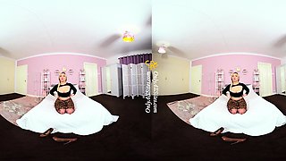 Big boobed Memphis Monroe masturbates in stocking