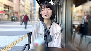 A118F01 A classic idol-level small face and a cheerful smile with a natural girl in a private shoot at a love hotel! A cute smile and a facial finish!