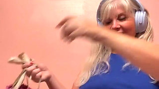 I Love to Clean.. and Wear.. No Bra