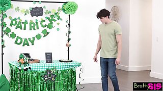 Beauty Parker Ambrose and Della Cate's cum shot clip