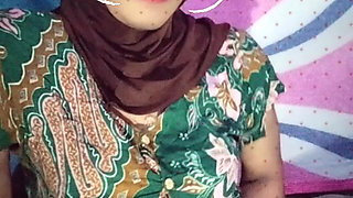 Hijab shemale masturbating in the room
