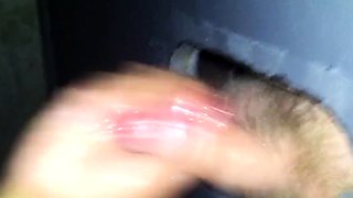 Svenska Hustruns Glory Hole Handjob