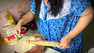 Sass ko jabardast Choda - Indian Desi Hot Mother_in_law Cooking without pajama & open big ass With juicy Pussy, just then st