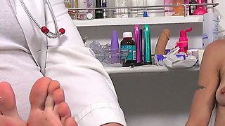 Feet exam and vagina check-up of hot cougar Belinda Bee