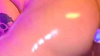 Oiled up Buttplug Twerk