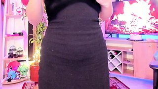 Brunette amateur webcam babe pleases pussy