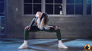 Sonya Blade Stretch