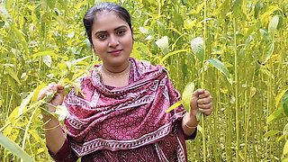 Video of Fucking a Beautiful Desi Girl While Eating Jute