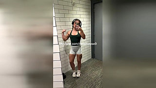 18 Year Old TikTok Girl Squirts Pussy Dry With Massage Gun Live