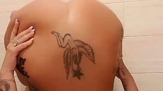 Big boob brunette masturbates on webcam