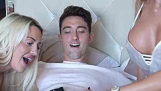 I Made My Girlfriend and Her Stepmother Squirt at the Same Time in an Amazing Threesome