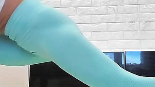 Flexy Yoga Flow in Tight Blue Leggings
