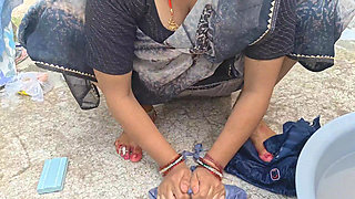 Bhabhi ko field mai kapde dhote samay mud marwai