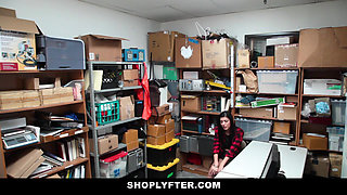 Big theft Audrey Royal caught and punished by security guard